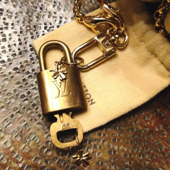 Louis Vuitton Lock & Key #317 w/Pochette Clasp & 24" Gold Chain & Clover Charms - Picture 1 of 16